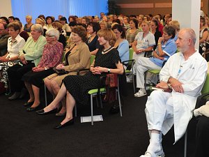 KADEŘÁBKŮV DEN v roce 2014. Mezi hosty můžeme na snímku v první řadě v brýlích doktorku Růženu Holečkovou, která kdysi vedla koronární jednotku v příbramské nemocnici.