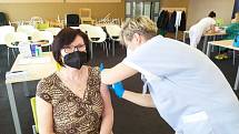 Očkování učitelů a seniorů proti koronaviru v Oblastní nemocnici v Příbrami.