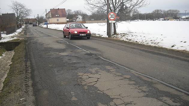 Zničená silnice mezi Pičínem a Hluboší.