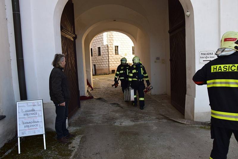 Hasiči procvičovali likvidaci požáru na březnickém zámku.