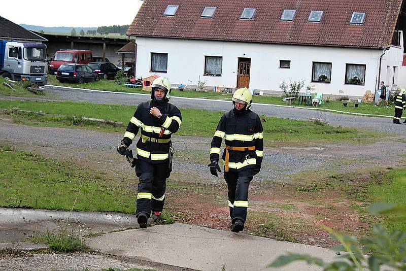 Požár budovy bývalého zemědělského statku v Ouběnicích. Podnikalo v nich několik firem. Foto: Markéta Lišková