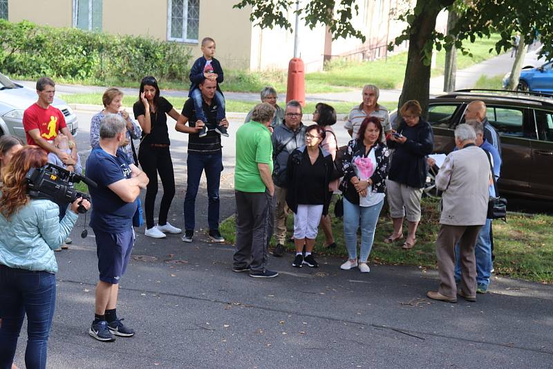 V Příbrami se protestovalo u ředitelství pobočky státního podniku DIAMO proti záměru rozebírání hald po těžbě uranu.