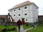 Váchův špejchar v Drážkově. Špejchar v Drážkově je historicky cenný objekt, který mohou návštěvníci obdivovat v sezóně při běžných prohlídkách, ale také při výstavách, besedách, kulturních a společenských akcích.