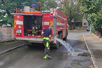 Rožmitálští hasiči řeší škody po přívalových deštích.