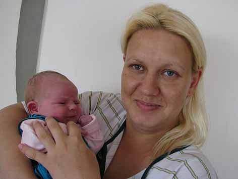 Sára Pražáková se mamince Lucii a tatínkovi Karlovi ze Staré Huti narodila v pondělí 26. května, vážila 3,36 kg a měřila 51 cm. Chránit malou sestřičku bude sedmiletý Tadeášek.