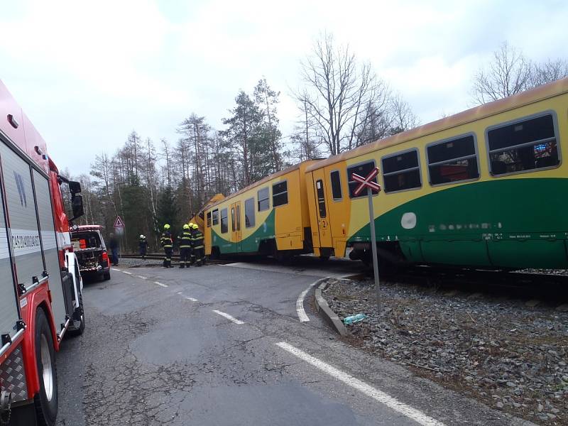 Čtyři zranění po střetu osobního vlaku a kamionu na Příbramsku.