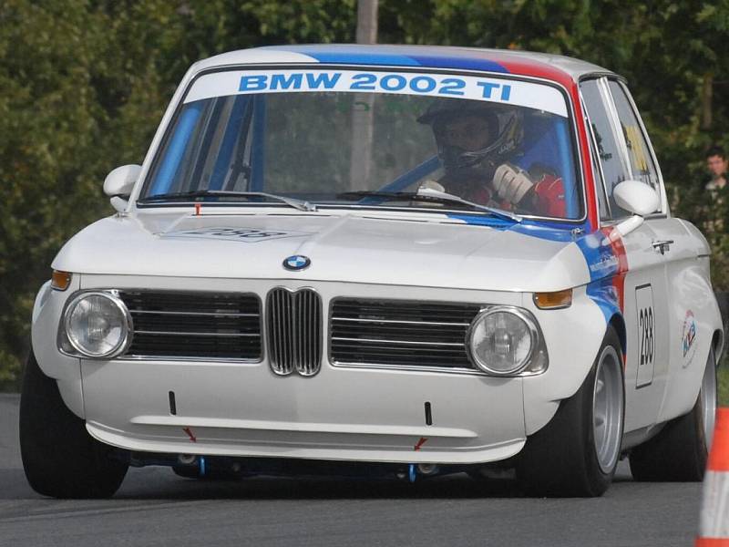 Závody do vrchu: BMW 2002ti, za volantem Martin Slezák.