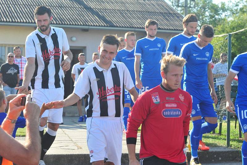 Stadion V Lipkách v Dobříši zažil ve středu v podvečer fotbalový svátek. K utkání 2. kola českého poháru MOL Cup sem přijel prvoligový tým Slovan Liberec.