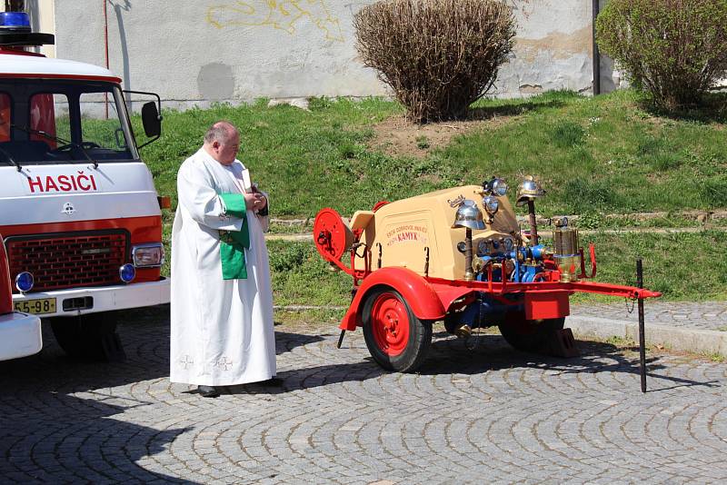 Hasiči v Kamýku nad Vltavou slavnostně křtili nový zásahový vůz.