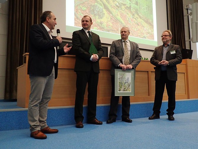 Lesníci z Arcibiskupství pražského převzali cenu za péči o les.