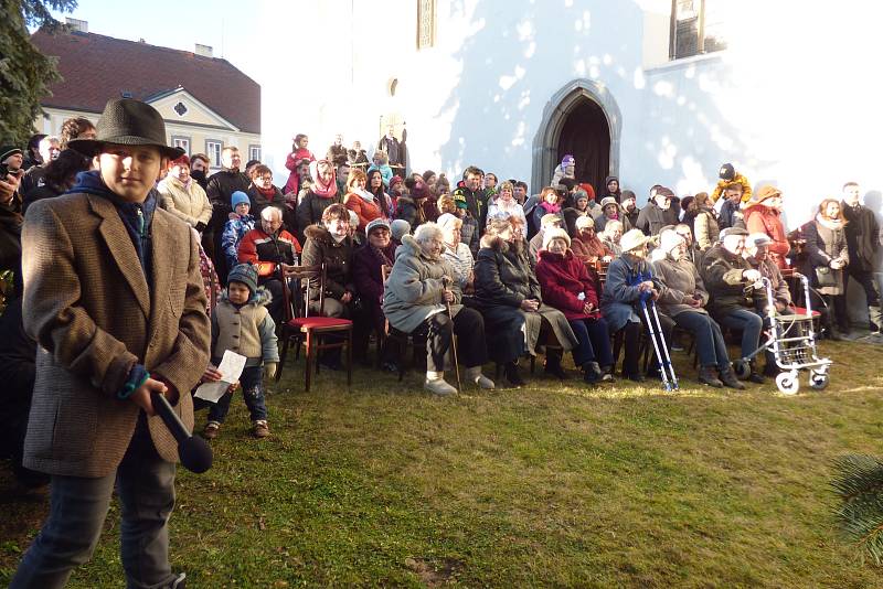 Betlémský příběh si připomnělo na první svátek vánoční u kostela sv. Martina v Sedlčanech více než dvě stě lidí.