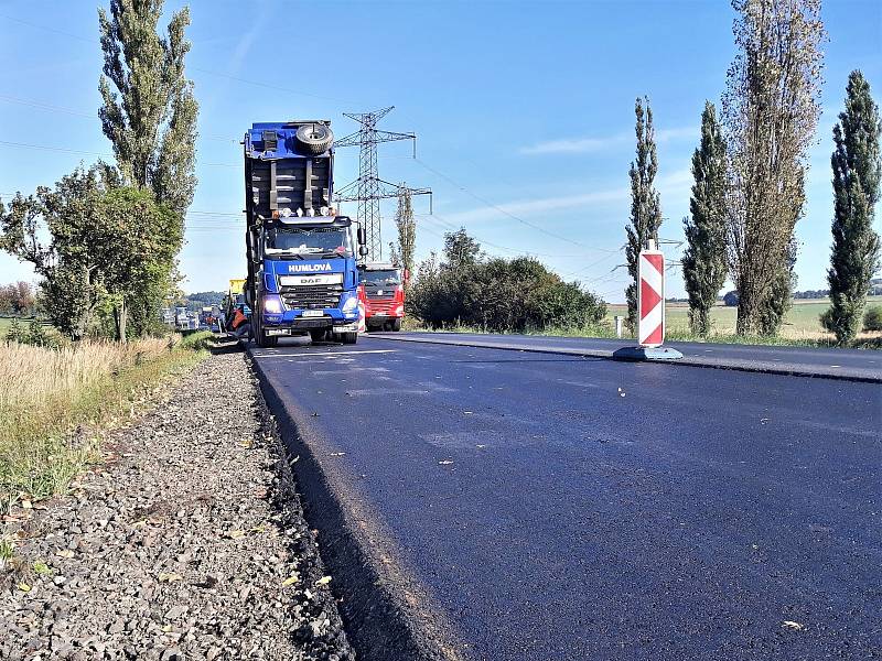 Oprava povrchu silnice I/4 nedaleko Chraštic.