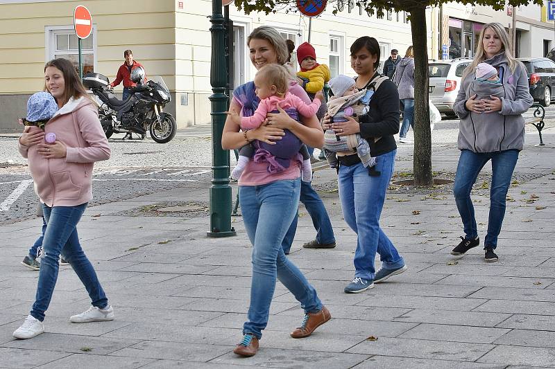 Mezinárodní týden nošení dětí v Pražské ulici v Příbrami.