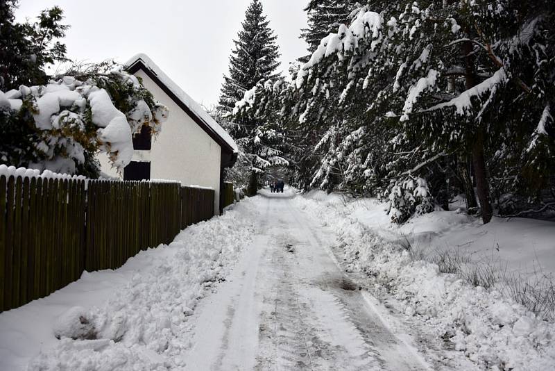 Čím výše účastníci stoupali, tím bylo okolí krásnější, v lese bylo téměř 50 centimetrů sněhu.Na Pražáku na příchozí čekaly medaile, červené razítko, pečení buřtíků a teplé alkoholické i nealkoholické nápoje.