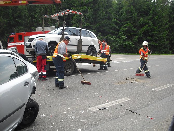 Nehoda pěti osobních aut na strakonické silnici u Bytízu.