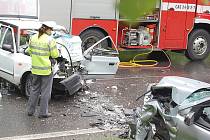 Nehoda dvou osobních vozidel a autobusu mezi křižovatkou Háje a Milínem na Příbramsku.