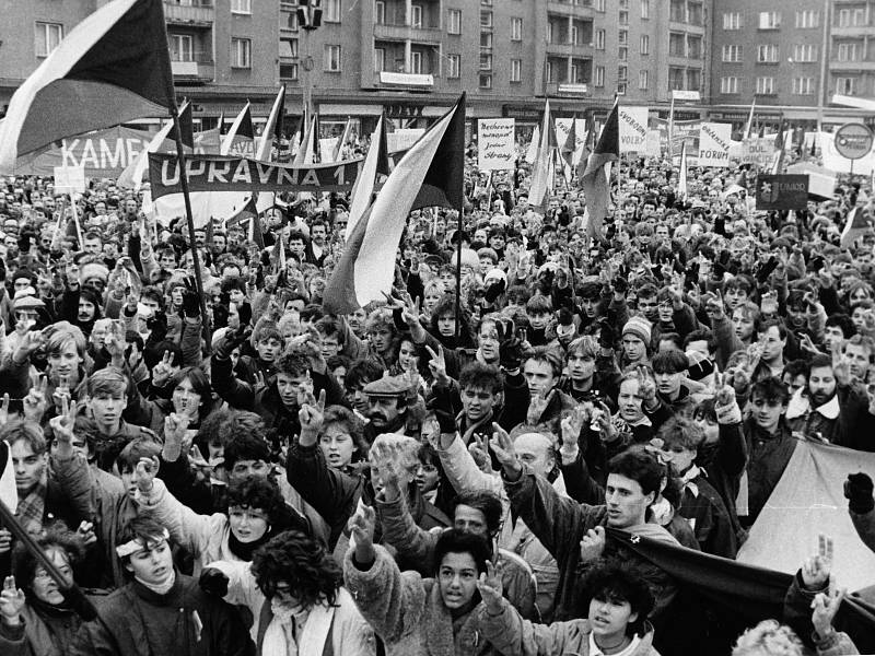 Z generální stávky v Příbrami 27. listopadu 1989 za účasti údajně deseti tisíc občanů.