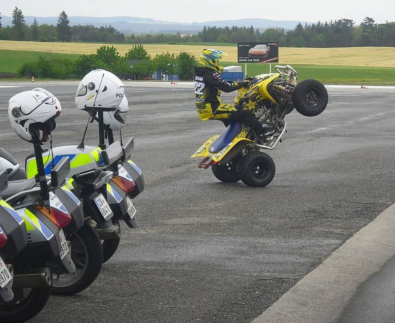 Okolo 40 milovníků motorek zahájilo společně s policií letošní sezónu akcí věnovanou bezpečnosti.