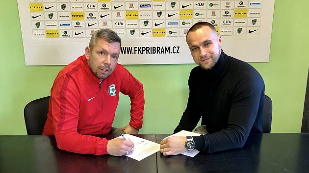 PODPIS SMLOUVY. Pavel Horváth se stal novým trenérem Příbrami. Smlouvu podepsal po boku ředitele klubu Jana Starky.