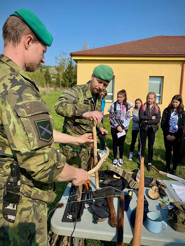 Branný den s armádou v rámci projektu POKOS pro žáky základních škol z Jinců a Příbrami.