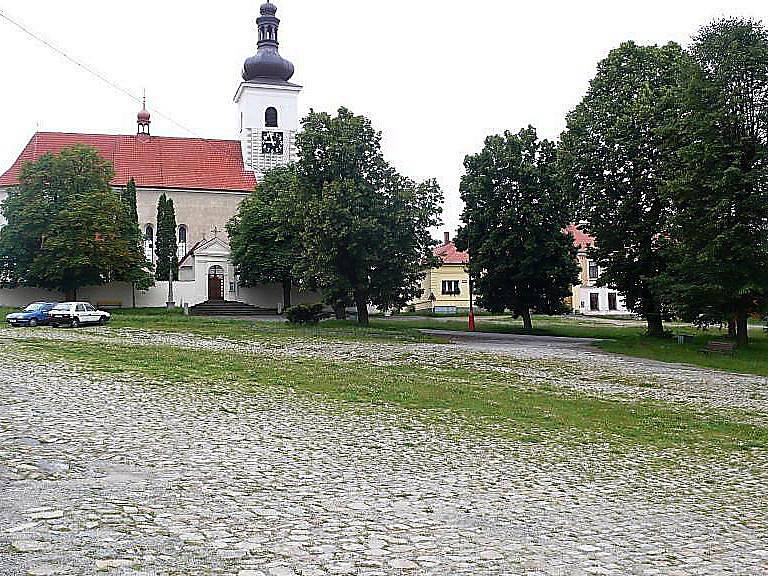 Vítkovo náměstí v Prčici před revitalizací