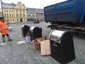S nešvarem ukládání odpadu mimo kontejnery se Technické služby města Příbrami setkávají denně.