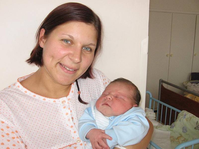 V úterý 27. října sevřela maminka Veronika z Mirotic poprvé v náručí svého prvorozeného synka Matyáška Opičku, který v ten den vážil 4,61 kg a měřil 55 cm.