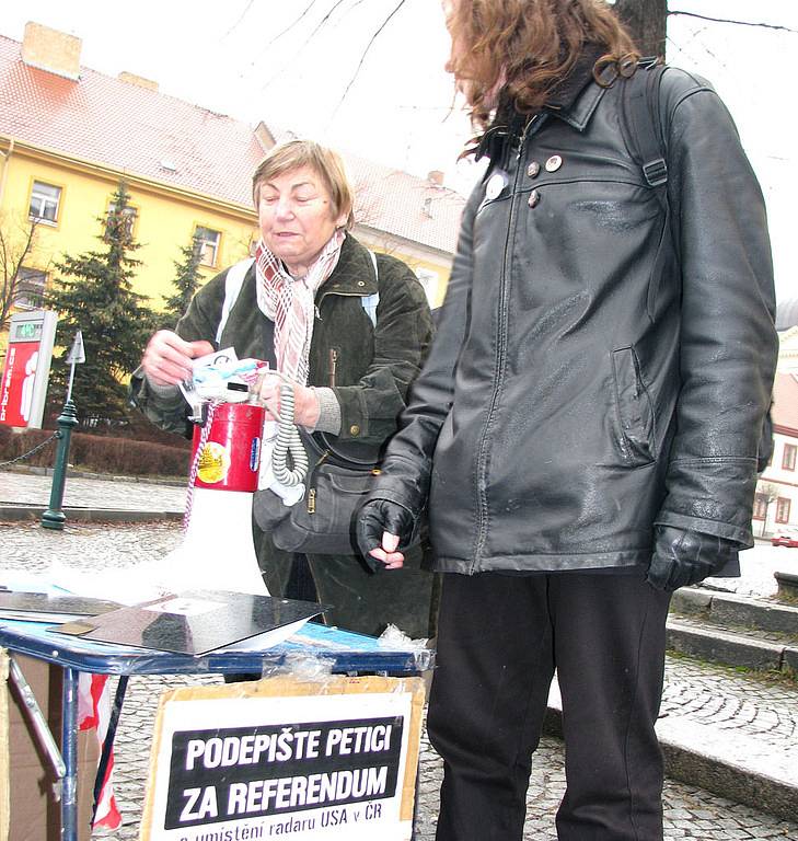 Iniciativa Ne základnám sbírala v Příbrami podpisy proti radaru