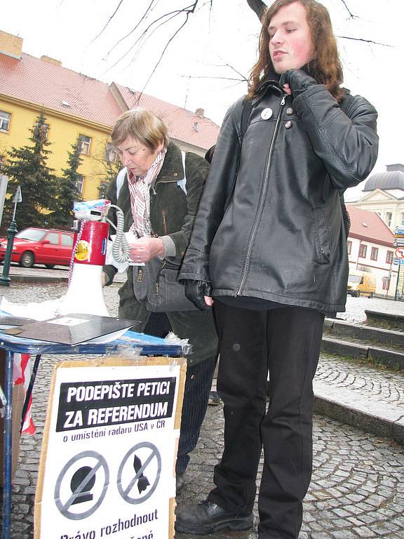 Iniciativa Ne základnám sbírala v Příbrami podpisy proti radaru