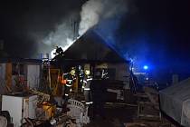 Požár zničil chatu v zahrádkářské kolonii v Příbrami Brod.