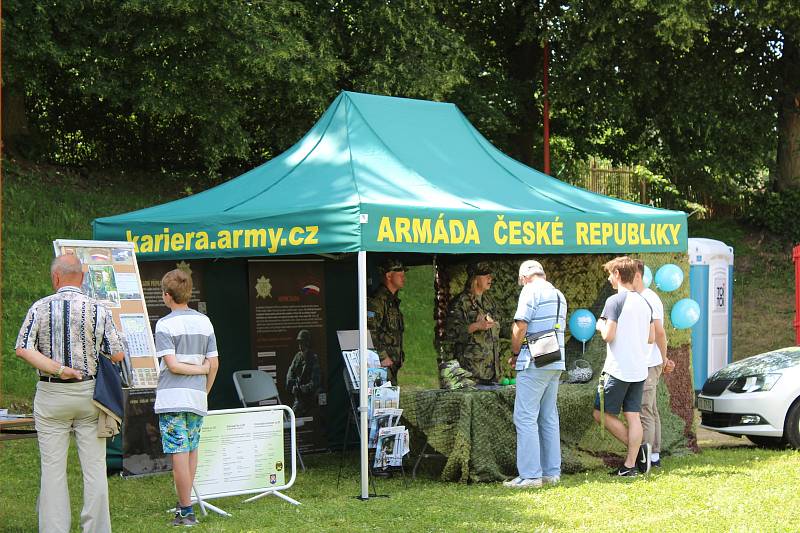 Již 9. ročníku tradičních Jineckých slavností se účastnila také Armáda ČR. Na akci byla výstava vojenské techniky a střílelo se i z malého děla.