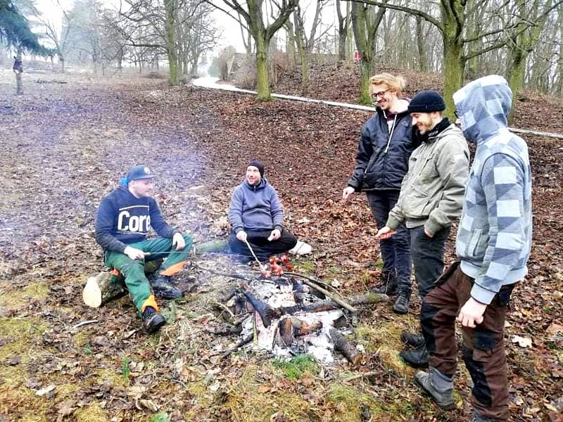 Členové spolku a dobrovolníci při práci na obnově sadu.