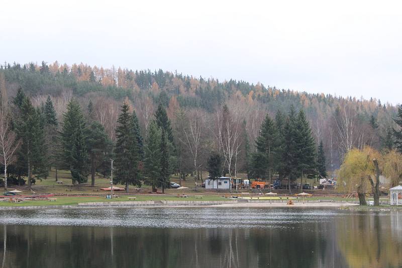 Toalety, plavčíkárna i budovy zázemí na Nováky šly k zemi.