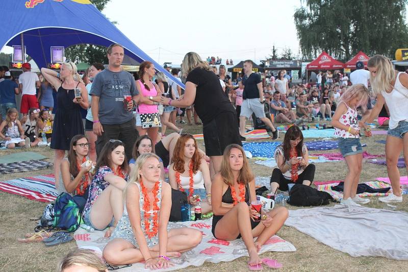Letní festival v příjemném prostředí, přímo na pláži, byl v tropickém počasí volbou několika tisíců návštěvníků.