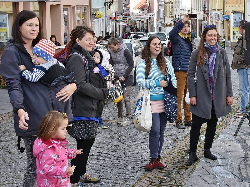 Mezinárodní týden nošení dětí v Pražské ulici v Příbrami.