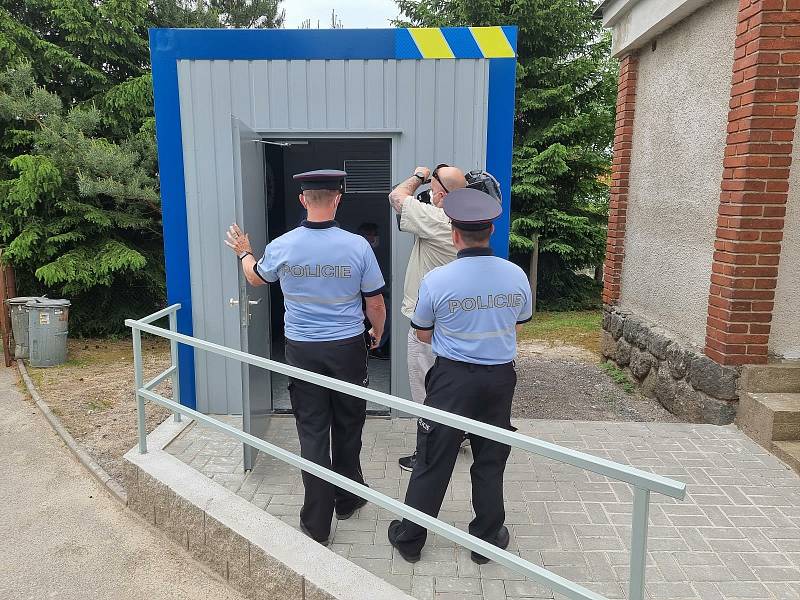 Kontaktní kontejner před služebnou policie.