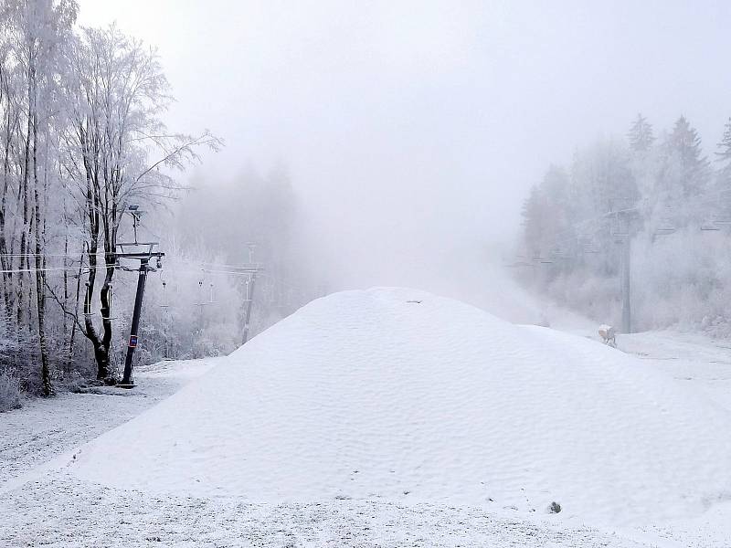 Na Monínci začali s výrobou sněhu už v říjnu. Díky speciální technologii, která umožňuje vytvářet sníh i při teplotách nad nulou.