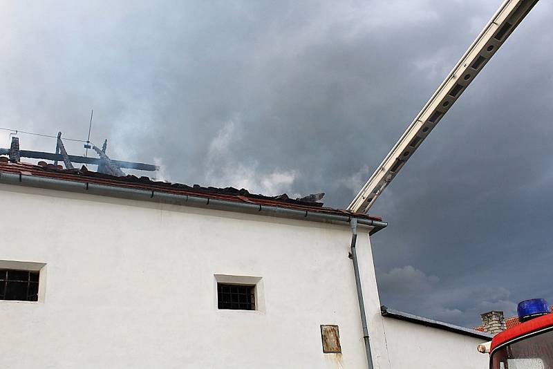 Požár budovy bývalého zemědělského statku v Ouběnicích. Podnikalo v nich několik firem. Foto: Markéta Lišková