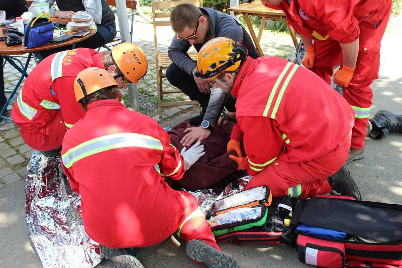 V sobotu v 6 hodin začínala druhá a závodní část, a to týmový závod na trase 21 kilometrů, na které na záchranáře čekalo deset situací, které bylo nutné řešit - ať už paraglajdista v drátech vysokého napětí, výbuch v továrně nebo auto v rybníce.