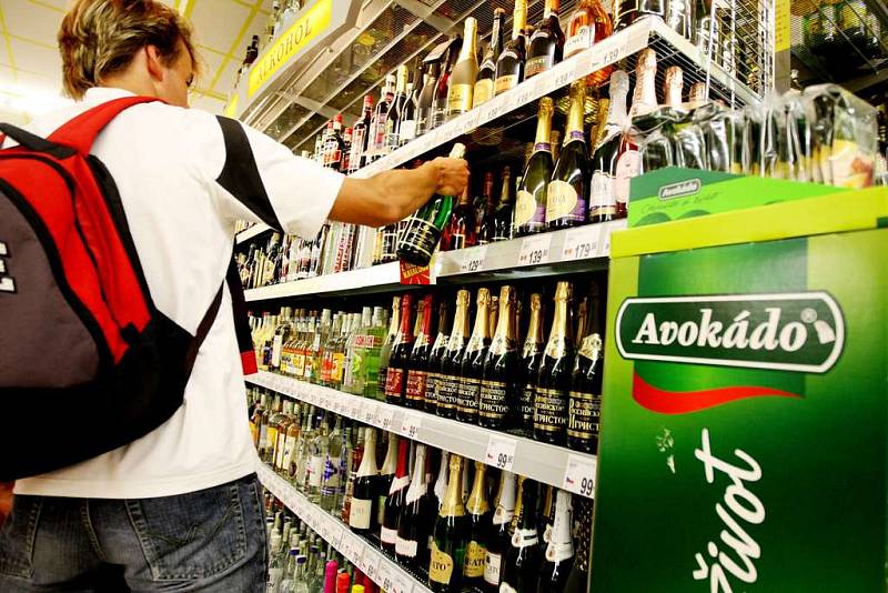 Zloději, kteří se vloupali do prodejen, kradli především alkohol a cigarety.