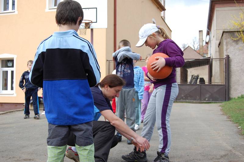 Školáci při hodině tělocviku.