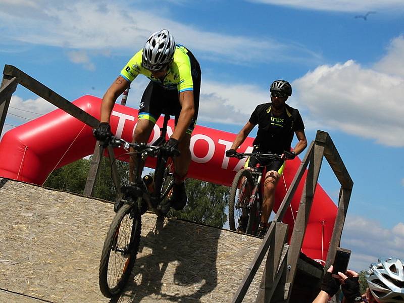 Triatlon Brdonoš Podlesí 2017 u rybníku Kášák.