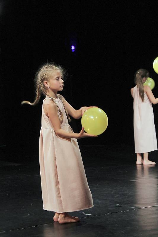 Děti z tanečního studia Elpé ve čtvrtek předvedly v divadle své taneční umění. Před plným hledištěm zatančily choreografie, na kterých celý rok pracovaly.