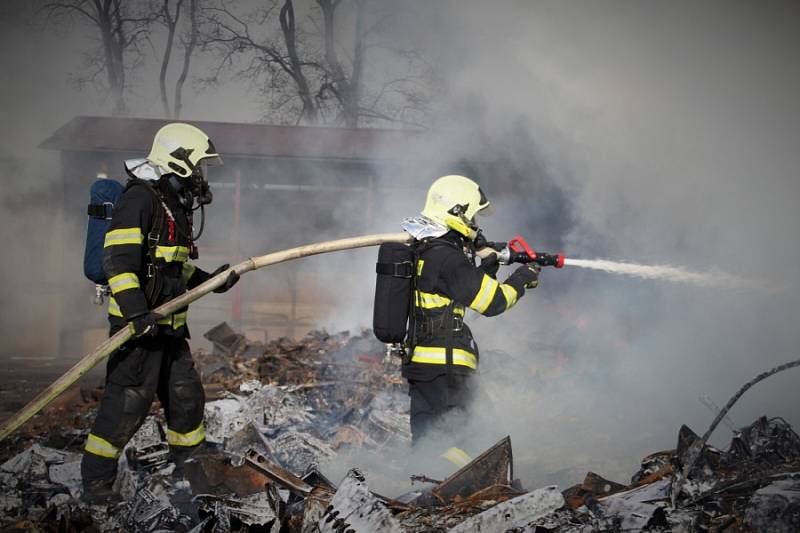 Požár v areálu kovošrotu v Sedlčanech.