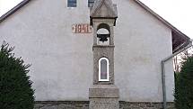 Kamenná tesaná zvonička v Dobré Vodě z roku 1895.