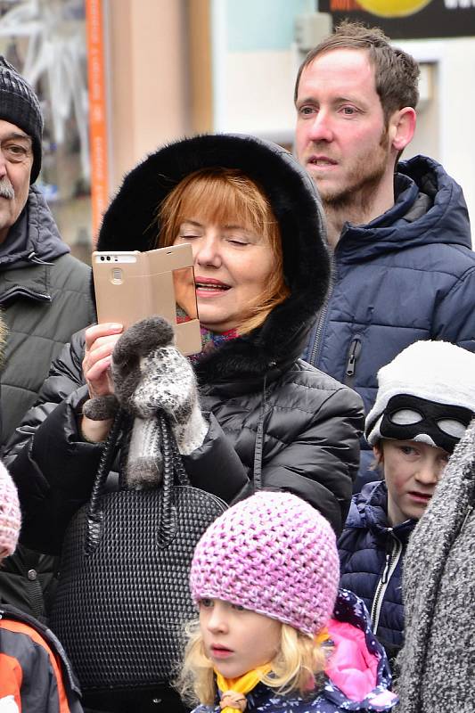 Spolek Pražské ulice ve spolupráci se spolkem Radost Příbramáčkům připravil na stříbrnou neděli v Pražské ulici kulturní program s ledovou show a výtěžek akce byl určený pro Dětský domov Pepa v Lazci.