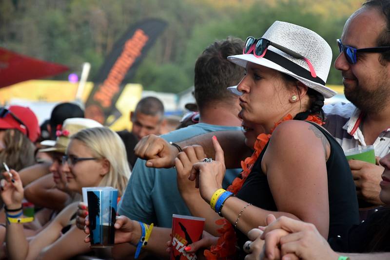 Letní festival v příjemném prostředí, přímo na pláži, byl v tropickém počasí volbou několika tisíců návštěvníků. Foto: Ondřej Navrátil