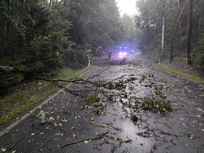 Bouře ve středních Čechách lámala stromy, odnesla střechu i stánky z pouti