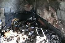 V hořícím objektu objevili hasiči tělo ženy, jíž záchranáři už nemohli pomoci.