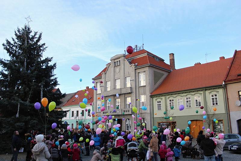 K nebi se nakonec vzneslo 197 balónků.